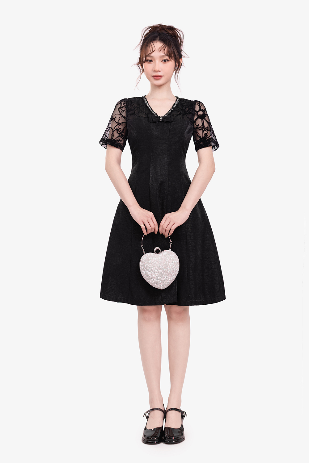 Đầm đen phối ren dáng xòe cổ V