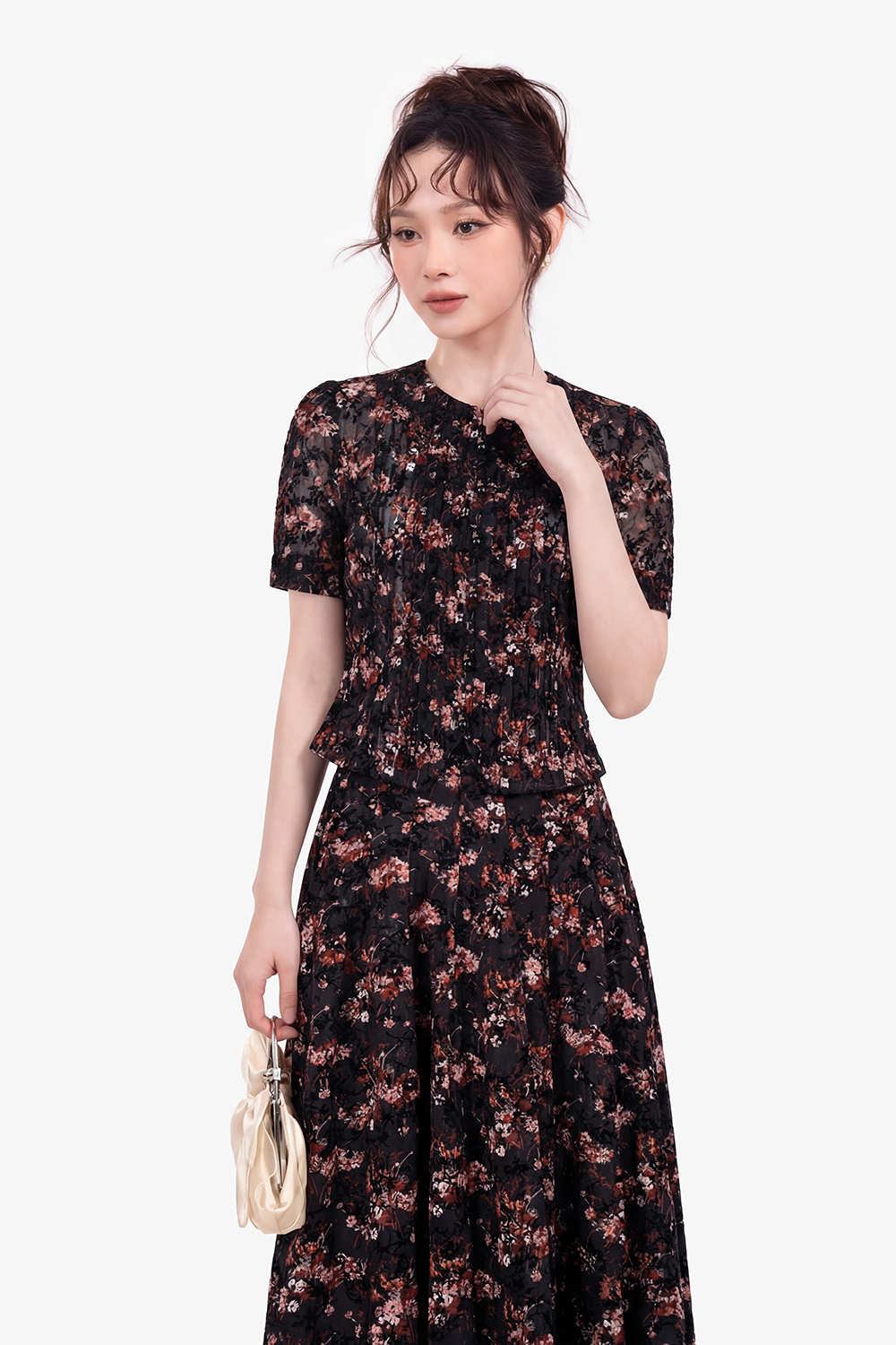 Áo kiểu nữ cổ tròn màu đen họa tiết hoa