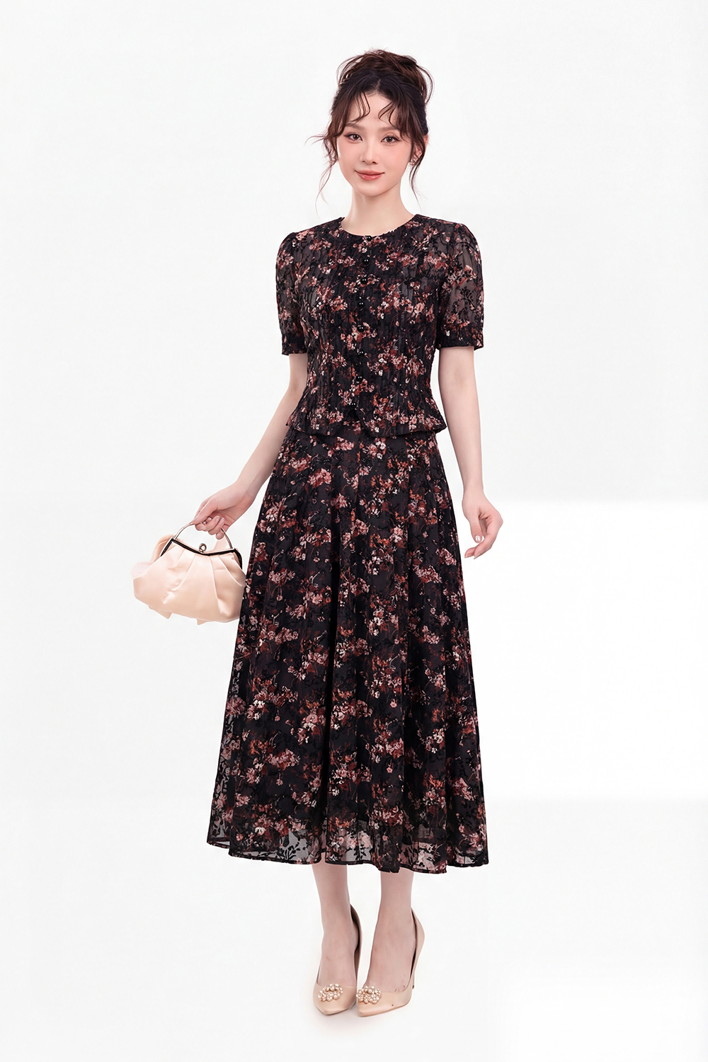 Áo kiểu nữ cổ tròn màu đen họa tiết hoa