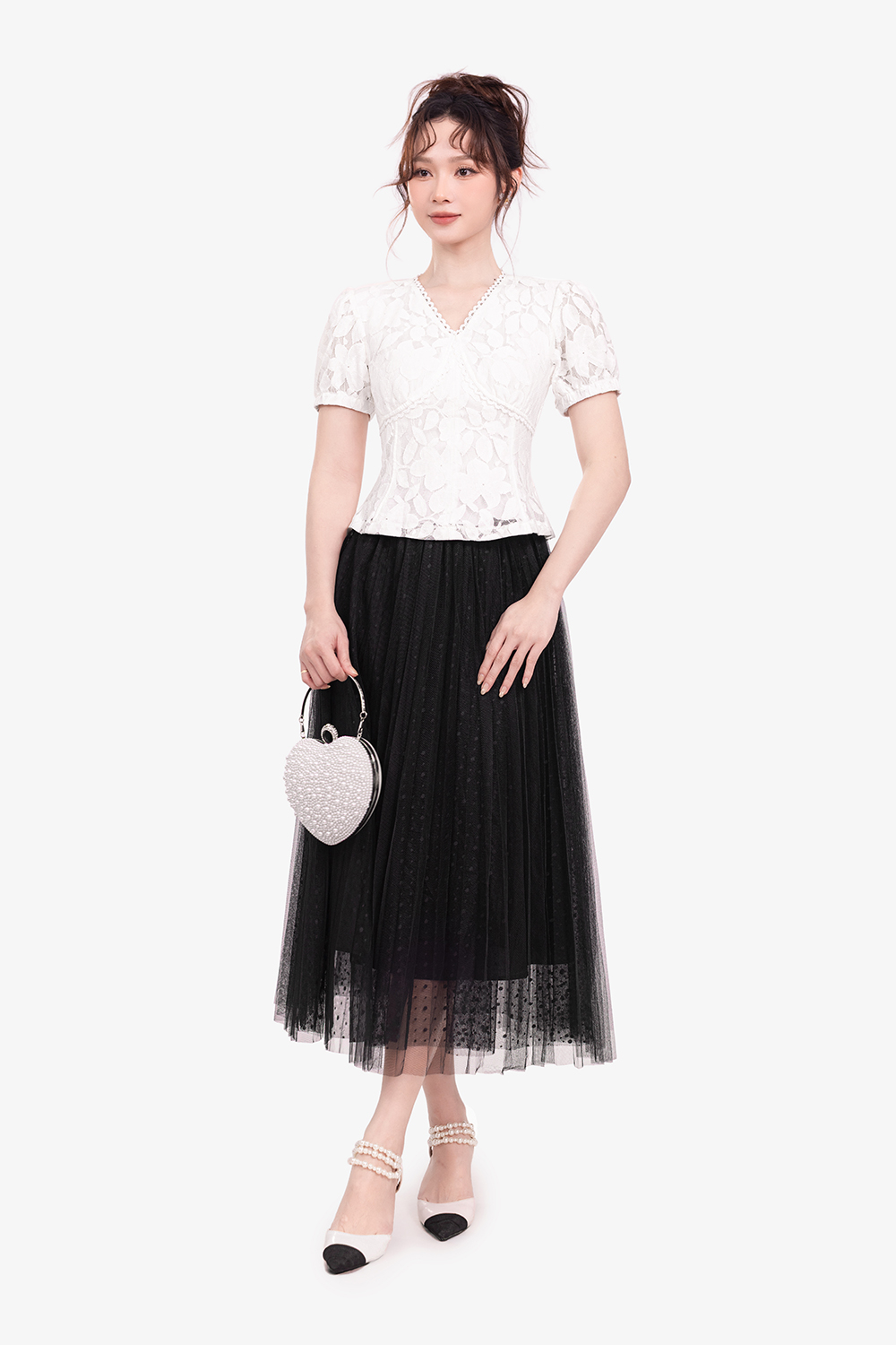 Áo trắng họa tiết cổ V viền đăng ten