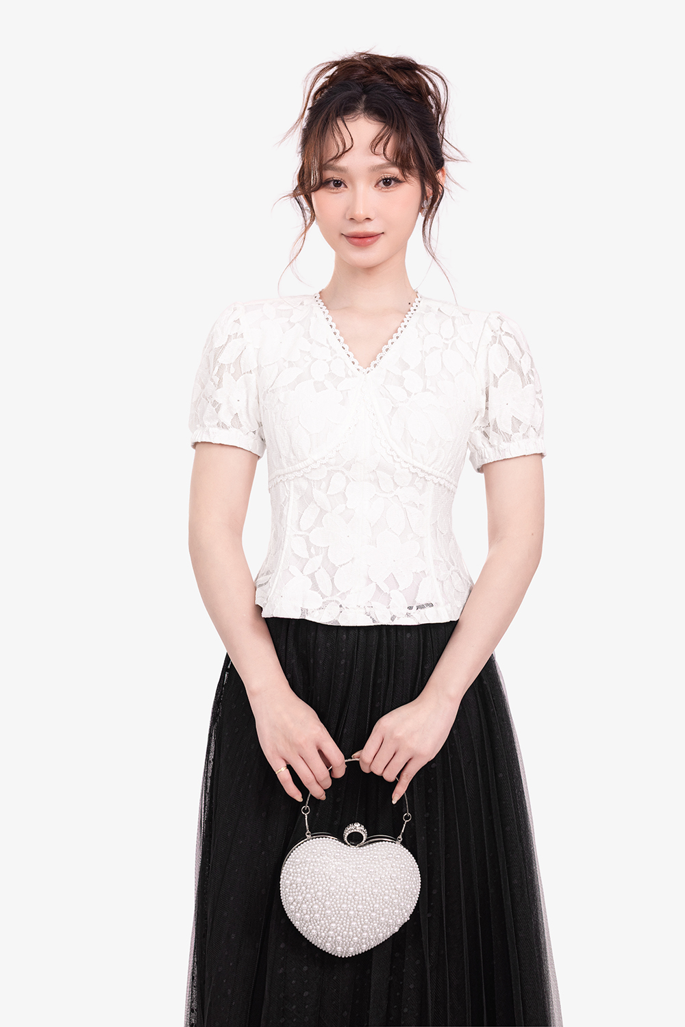 Áo trắng họa tiết cổ V viền đăng ten