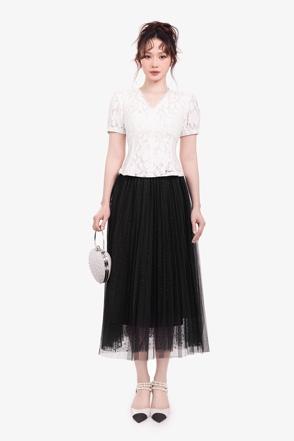 Áo trắng họa tiết cổ V viền đăng ten