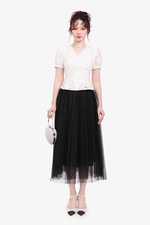 Áo trắng họa tiết cổ V viền đăng ten