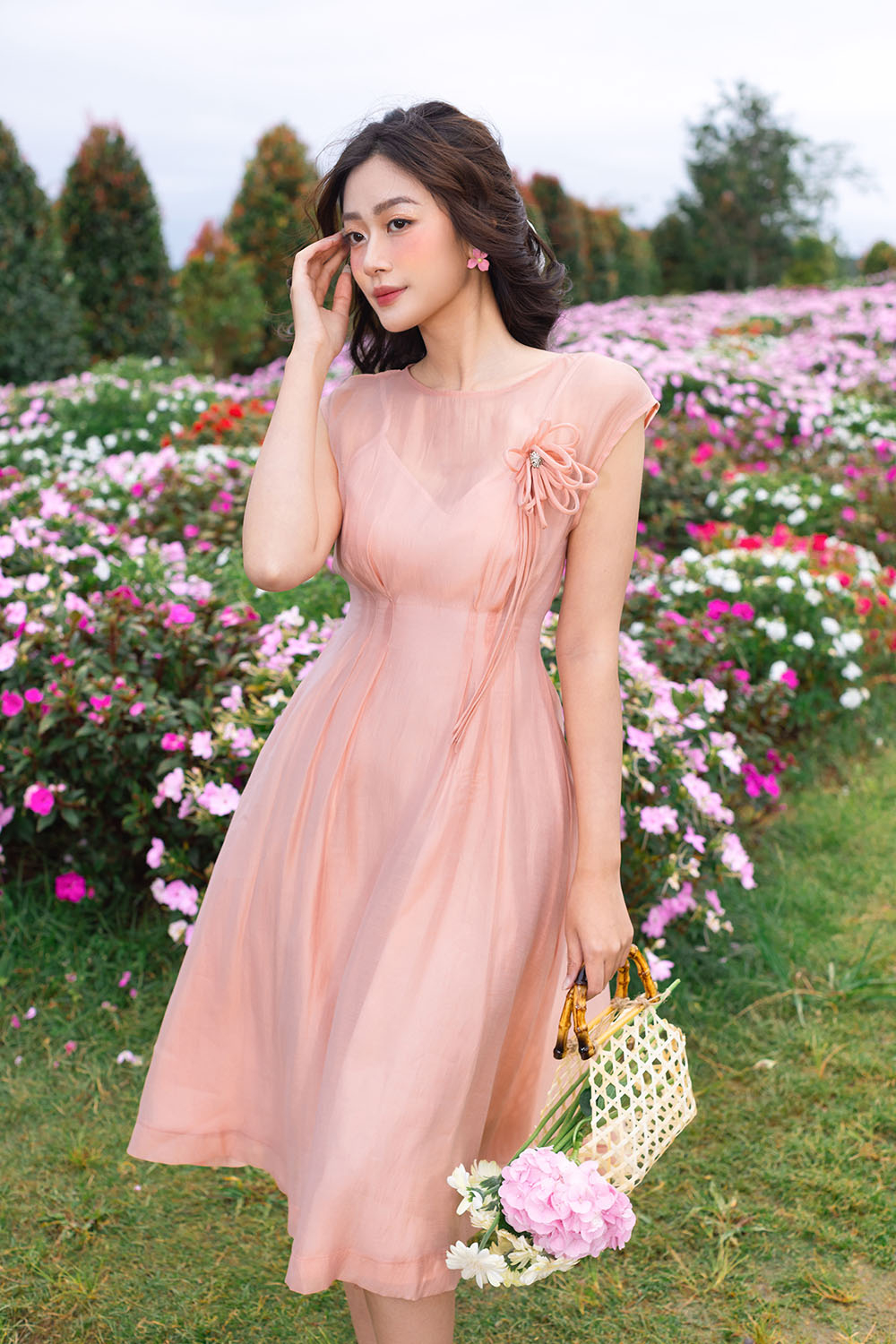 Đầm hồng tơ ngọc trai dáng A xòe đính hoa KK185-39