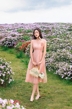 Đầm hồng tơ ngọc trai dáng A xòe đính hoa