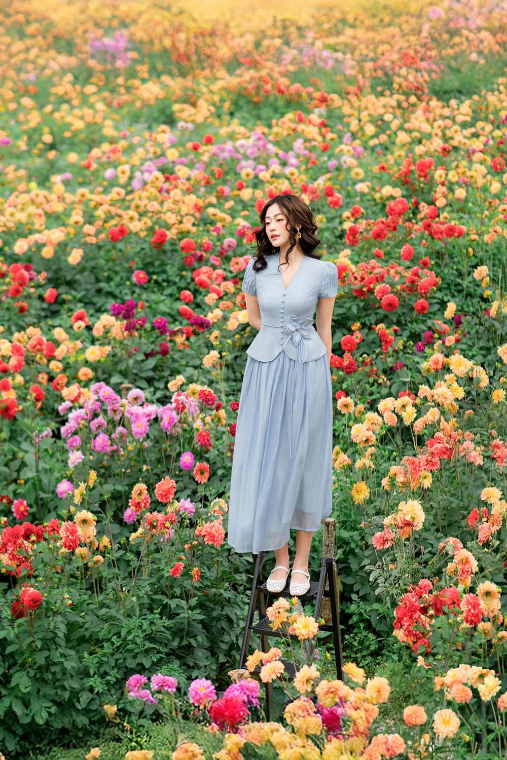 Chân váy tơ màu xanh dáng xòe dài