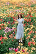 Chân váy tơ màu xanh dáng xòe dài