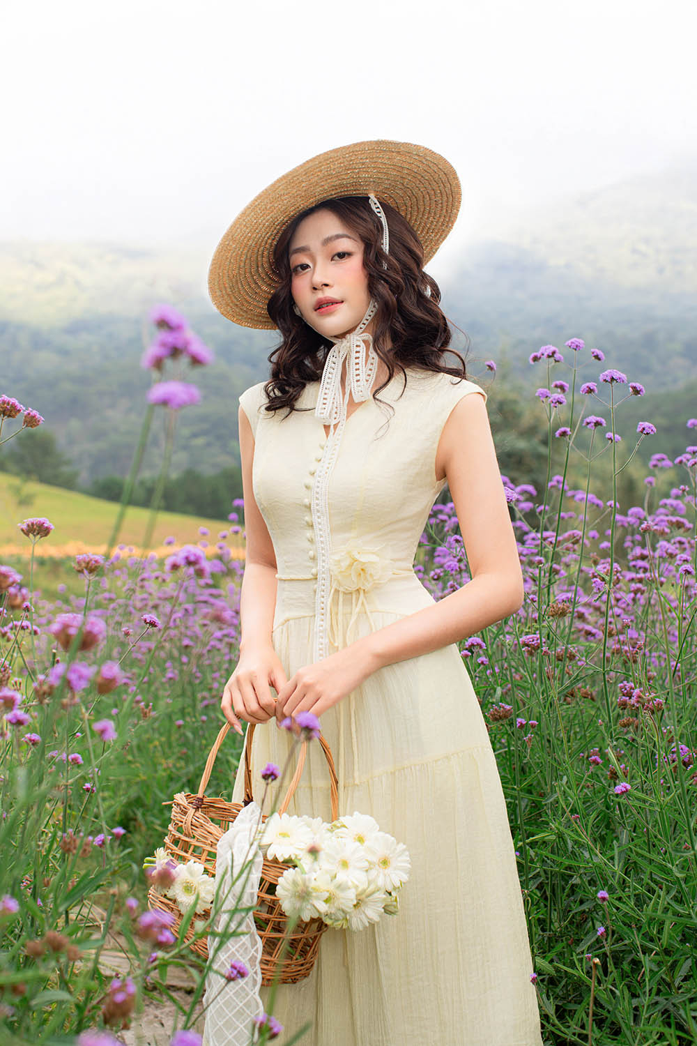 Đầm tơ xòe màu kem cổ V đính hoa eo