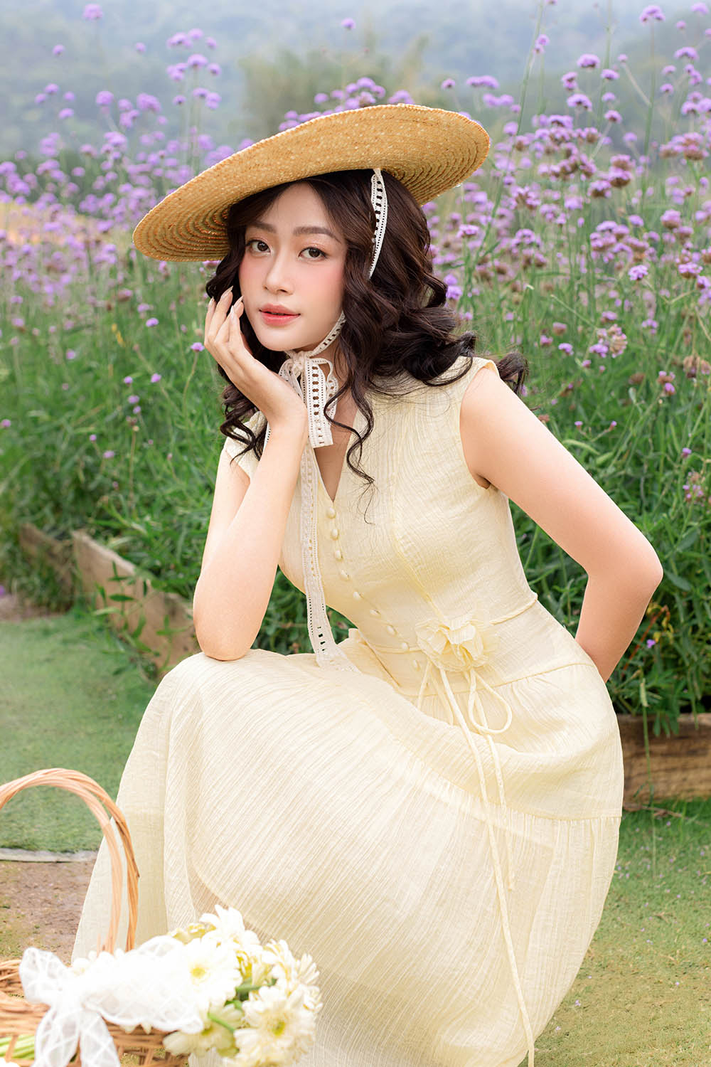 Đầm tơ xòe màu kem cổ V đính hoa eo