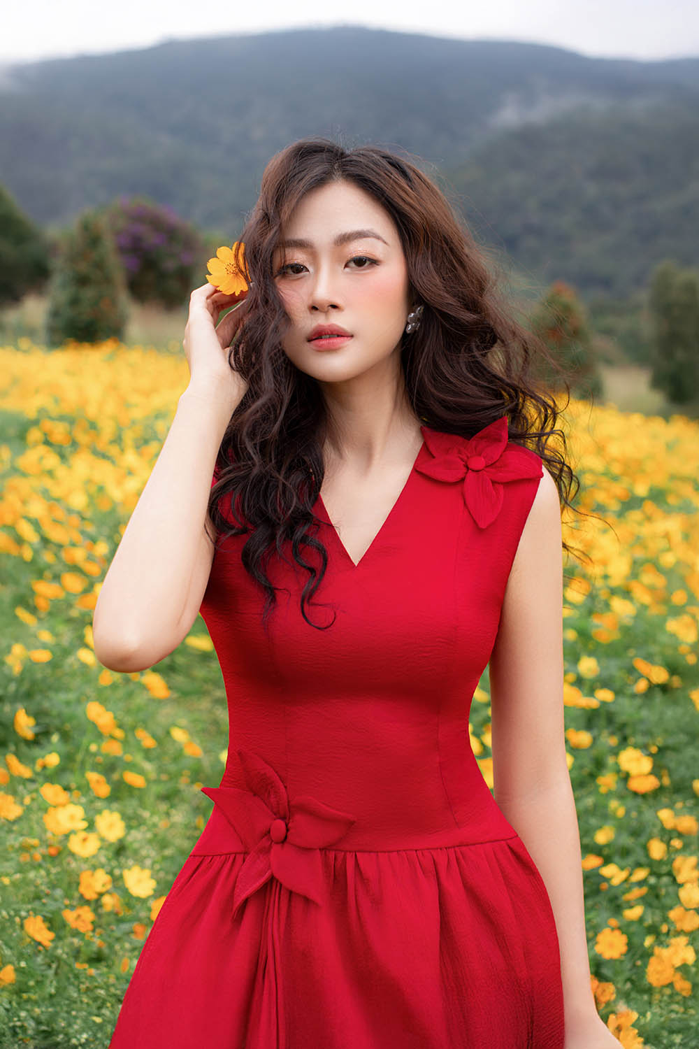 Đầm xòe đỏ sát nách cổ V đính hoa