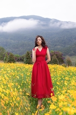 Đầm xòe đỏ sát nách cổ V đính hoa