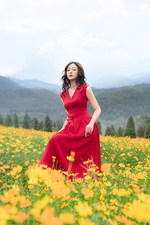 Đầm xòe đỏ sát nách cổ V đính hoa