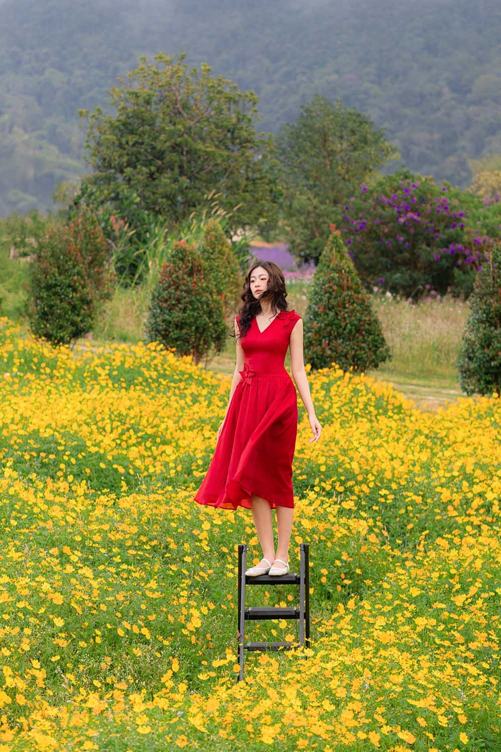 Đầm xòe đỏ sát nách cổ V đính hoa