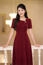 Đầm đỏ dáng xòe cổ cách điệu