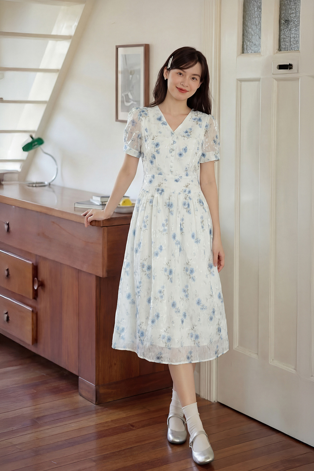 Đầm trắng hoa nhí xanh dáng xòe cổ V