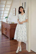 Đầm trắng hoa nhí xanh dáng xòe cổ V