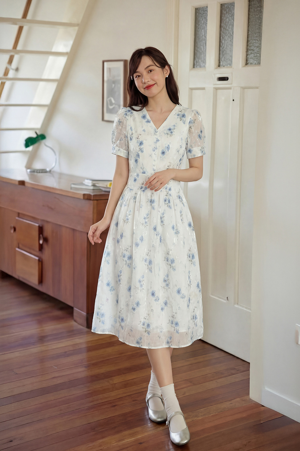 Đầm trắng hoa nhí xanh dáng xòe cổ V