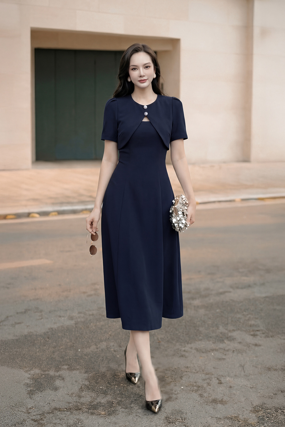 Đầm xòe xanh đen đính cổ áo choàng