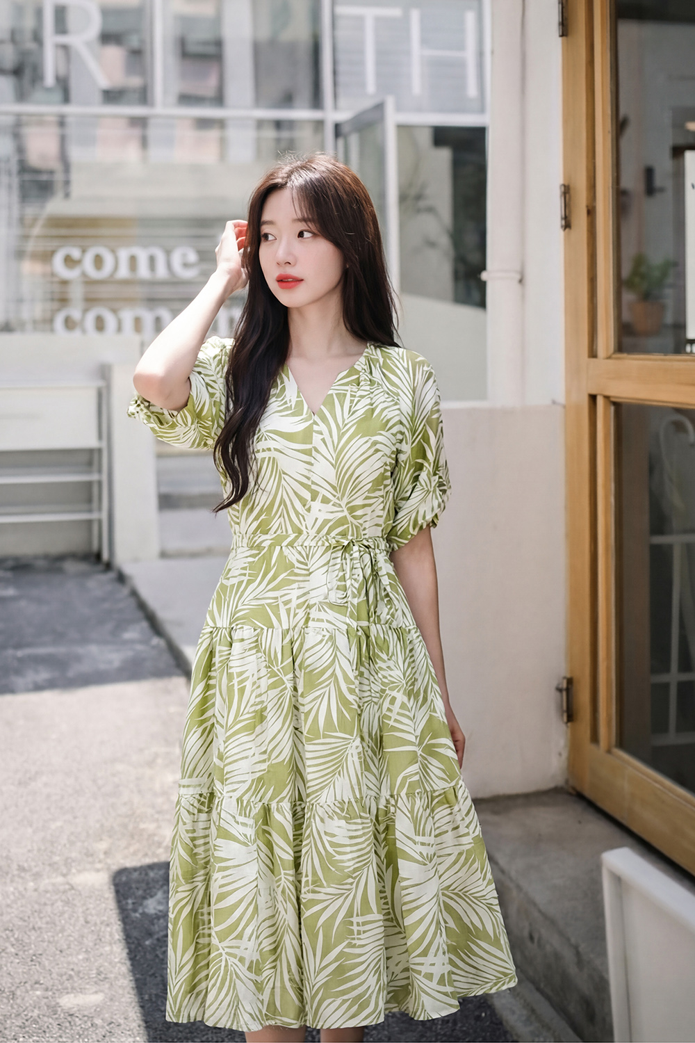 Đầm tơ dáng xòe cổ V tay lửng họa tiết lá