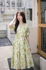 Đầm tơ dáng xòe cổ V tay lửng họa tiết lá