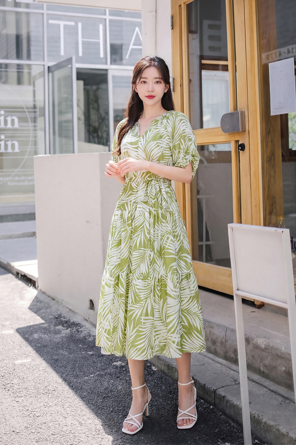 Đầm tơ dáng xòe cổ V tay lửng họa tiết lá