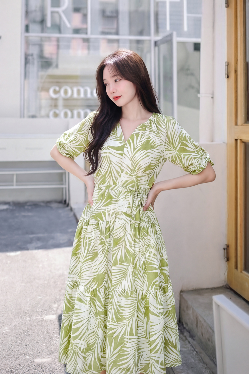 Đầm tơ dáng xòe cổ V tay lửng họa tiết lá