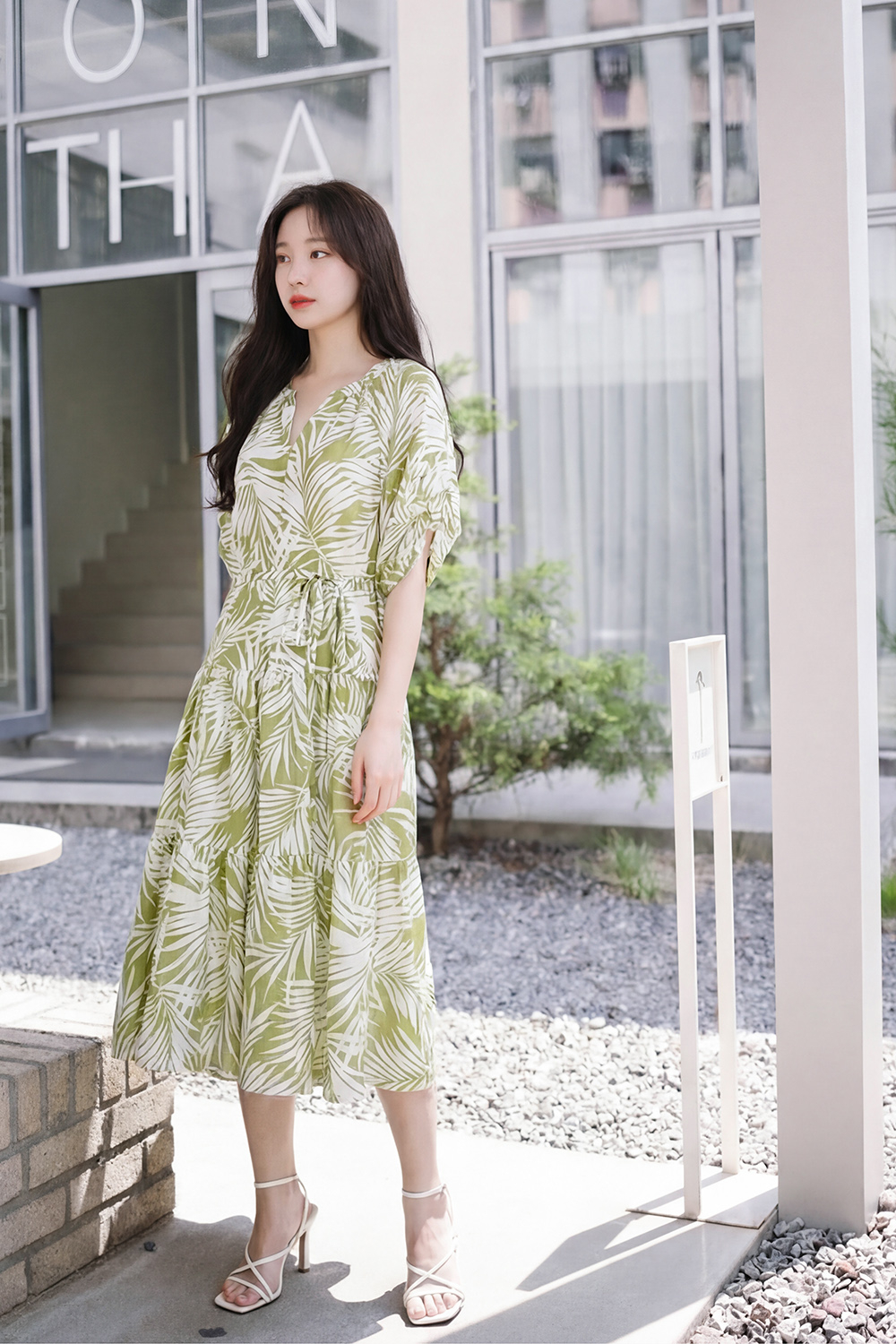 Đầm tơ dáng xòe cổ V tay lửng họa tiết lá