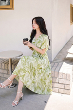 Đầm tơ dáng xòe cổ V tay lửng họa tiết lá