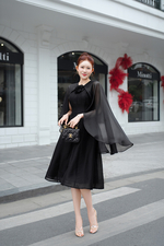 Đầm đen dự tiệc phối choàng đính hoa