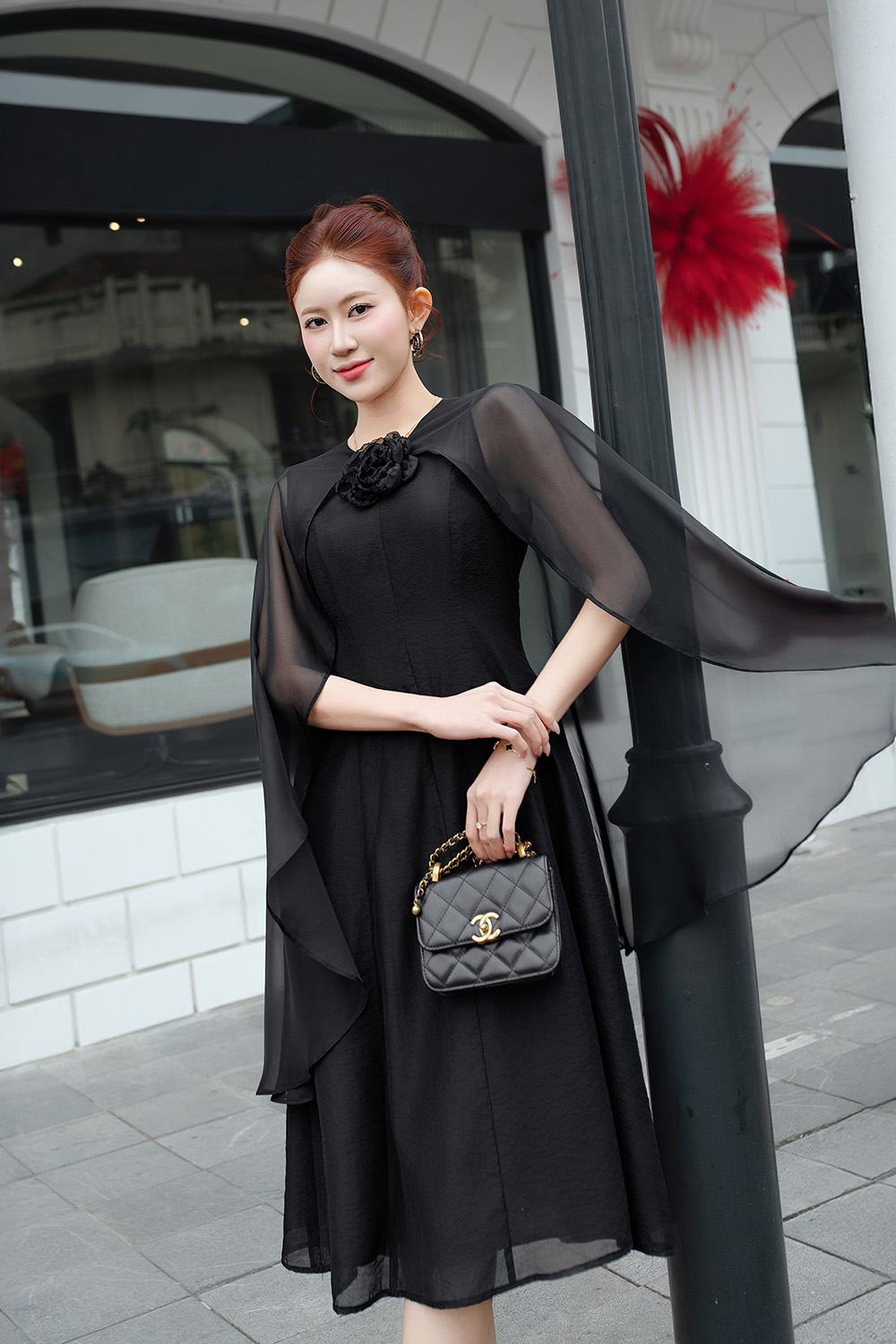 Đầm đen dự tiệc phối choàng đính hoa