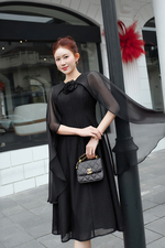 Đầm đen dự tiệc phối choàng đính hoa