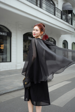 Đầm đen dự tiệc phối choàng đính hoa