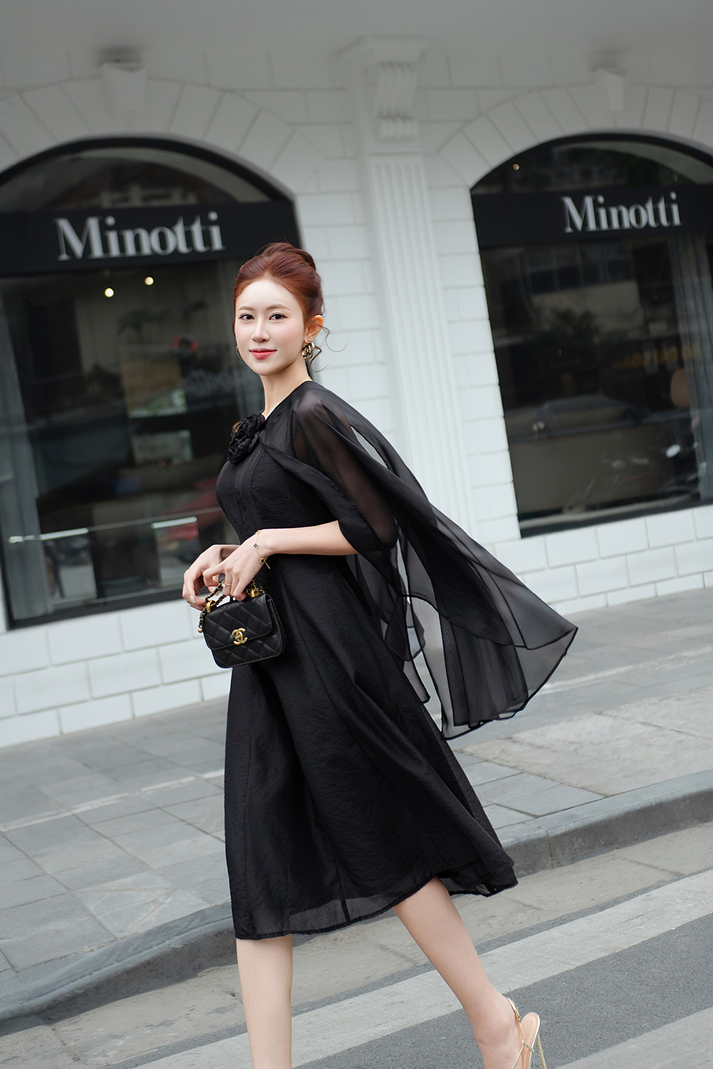 Đầm đen dự tiệc phối choàng đính hoa