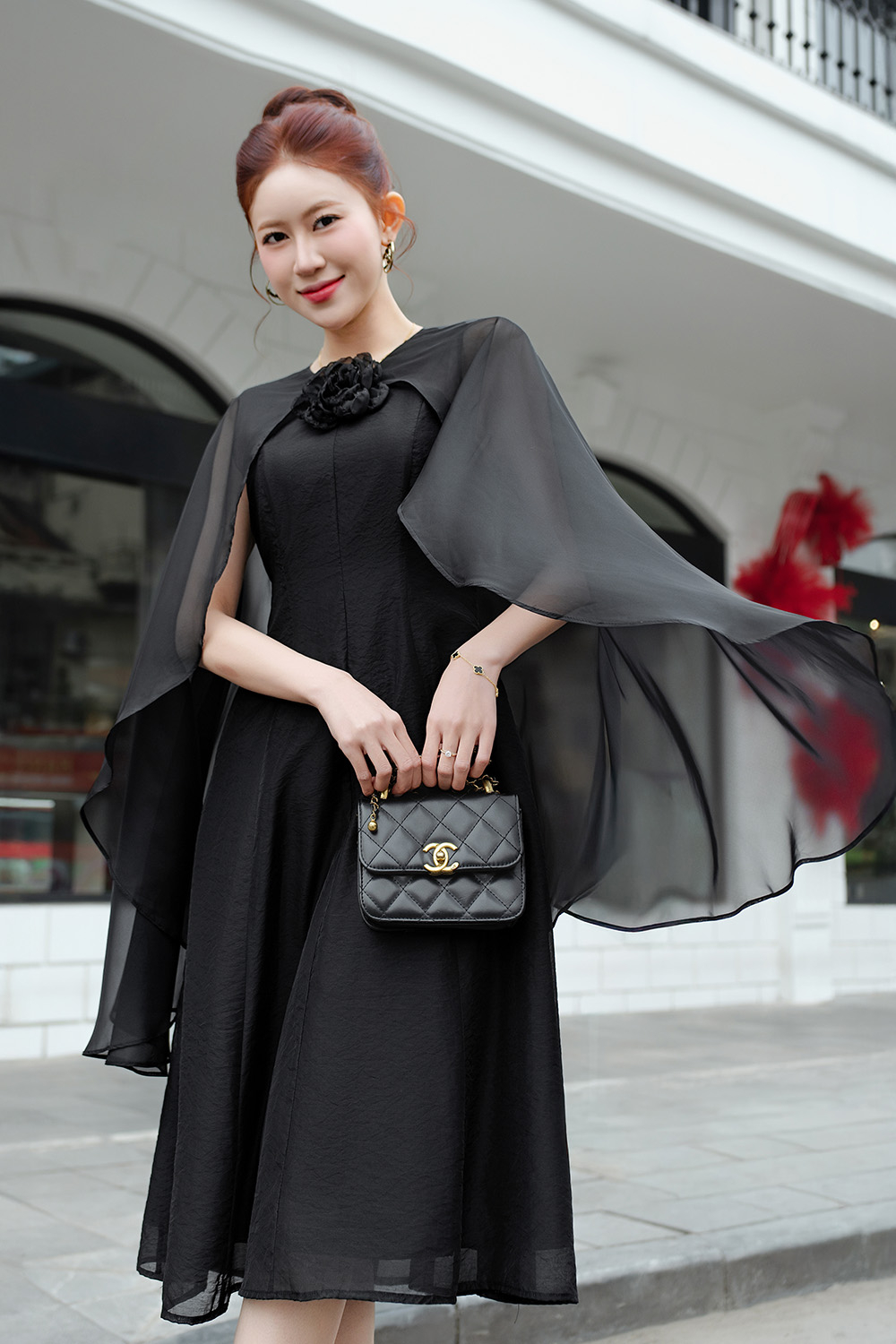 Đầm đen dự tiệc phối choàng đính hoa