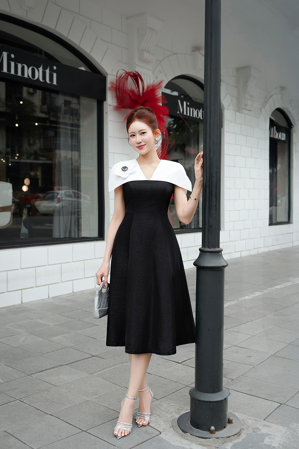 Đầm đi tiệc tafta chữ A đen phối trắng tay cape