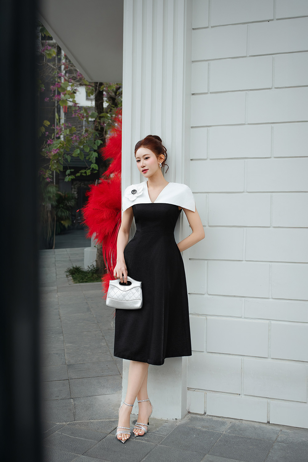 Đầm đi tiệc tafta chữ A đen phối trắng tay cape