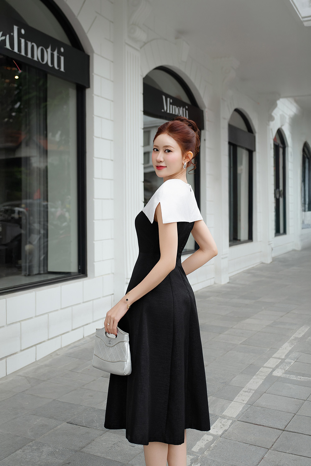 Đầm đi tiệc tafta chữ A đen phối trắng tay cape