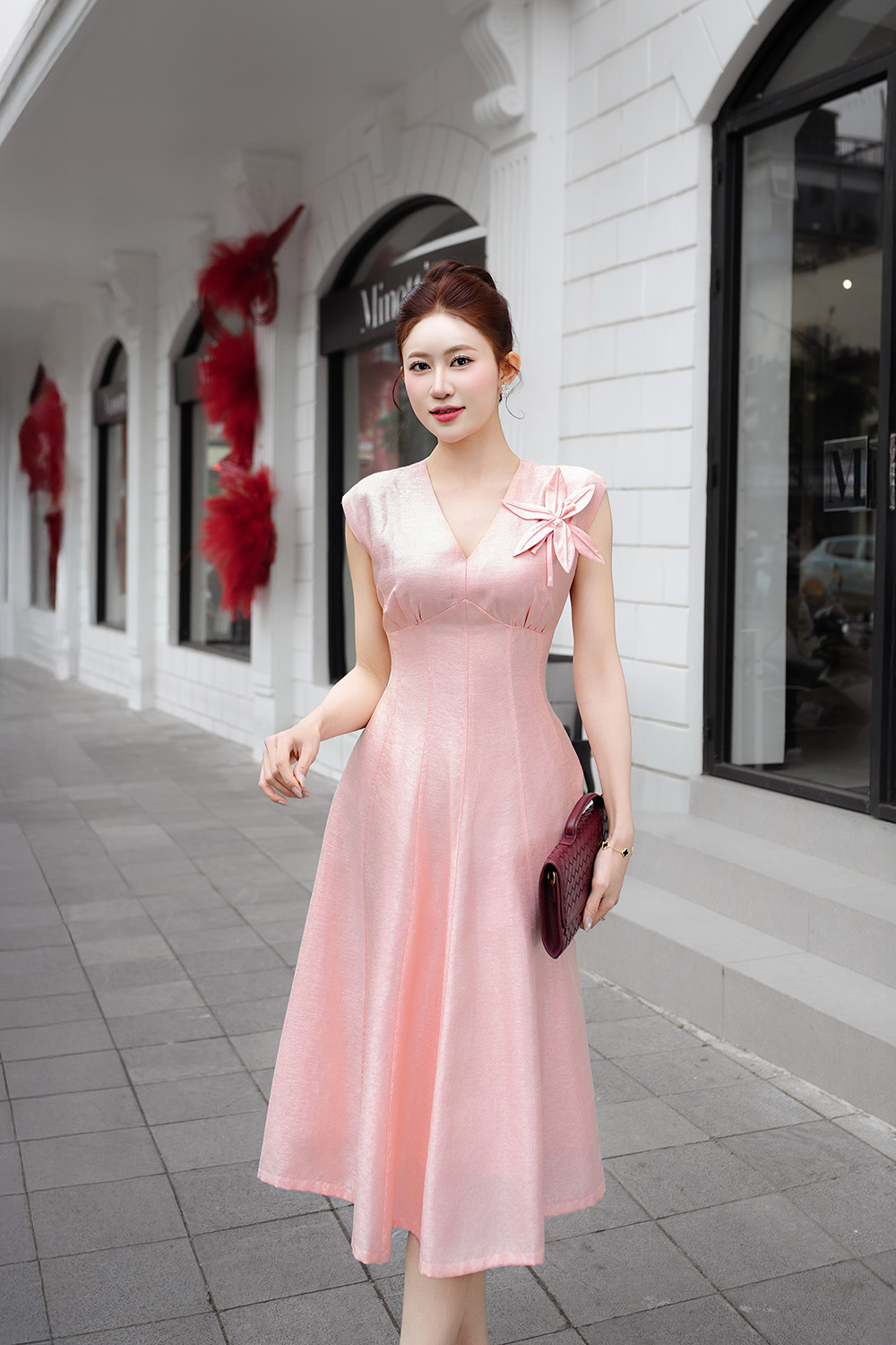 Đầm hồng xòe tafta dự tiệc cổ V đính hoa