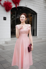 Đầm hồng xòe tafta dự tiệc cổ V đính hoa