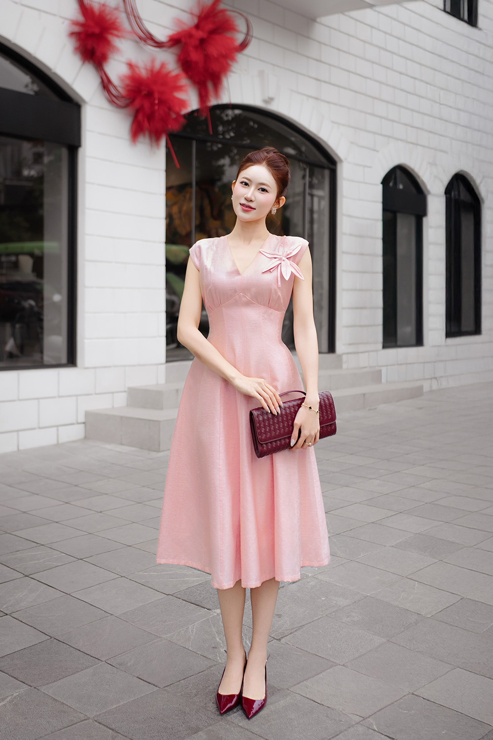 Đầm hồng xòe tafta dự tiệc cổ V đính hoa