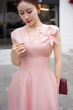 Đầm hồng xòe tafta dự tiệc cổ V đính hoa