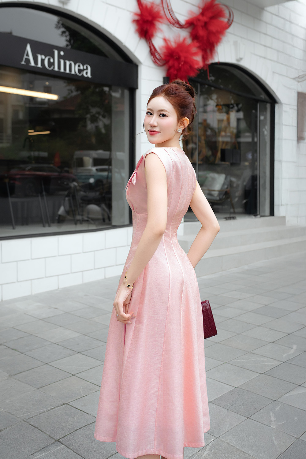 Đầm hồng xòe tafta dự tiệc cổ V đính hoa