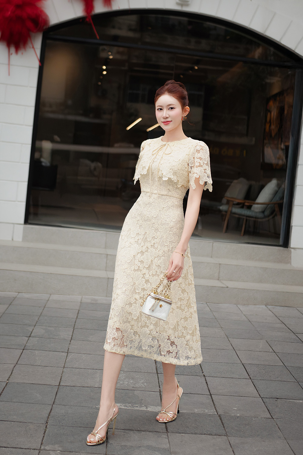 Đầm ren dự tiệc phối choàng màu kem