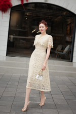 Đầm ren dự tiệc phối choàng màu kem