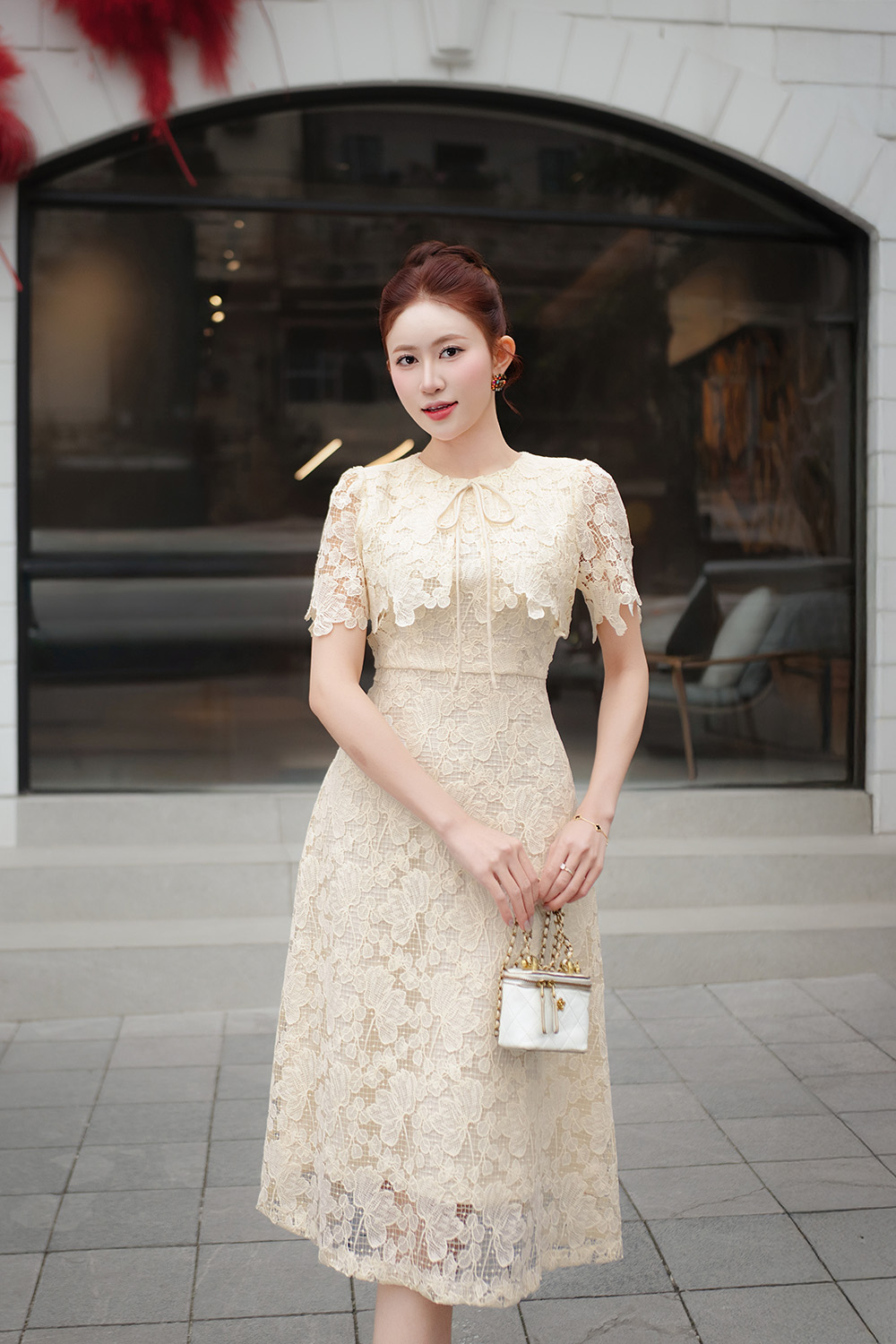 Đầm ren dự tiệc phối choàng màu kem