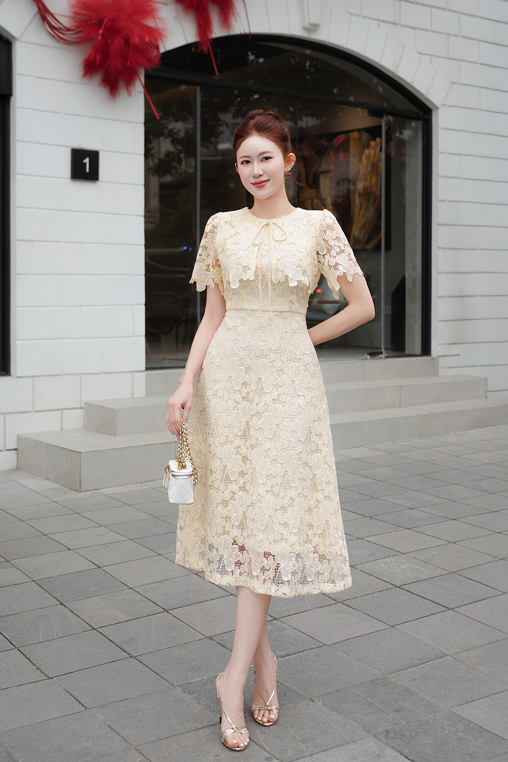 Đầm ren dự tiệc phối choàng màu kem