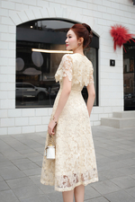 Đầm ren dự tiệc phối choàng màu kem