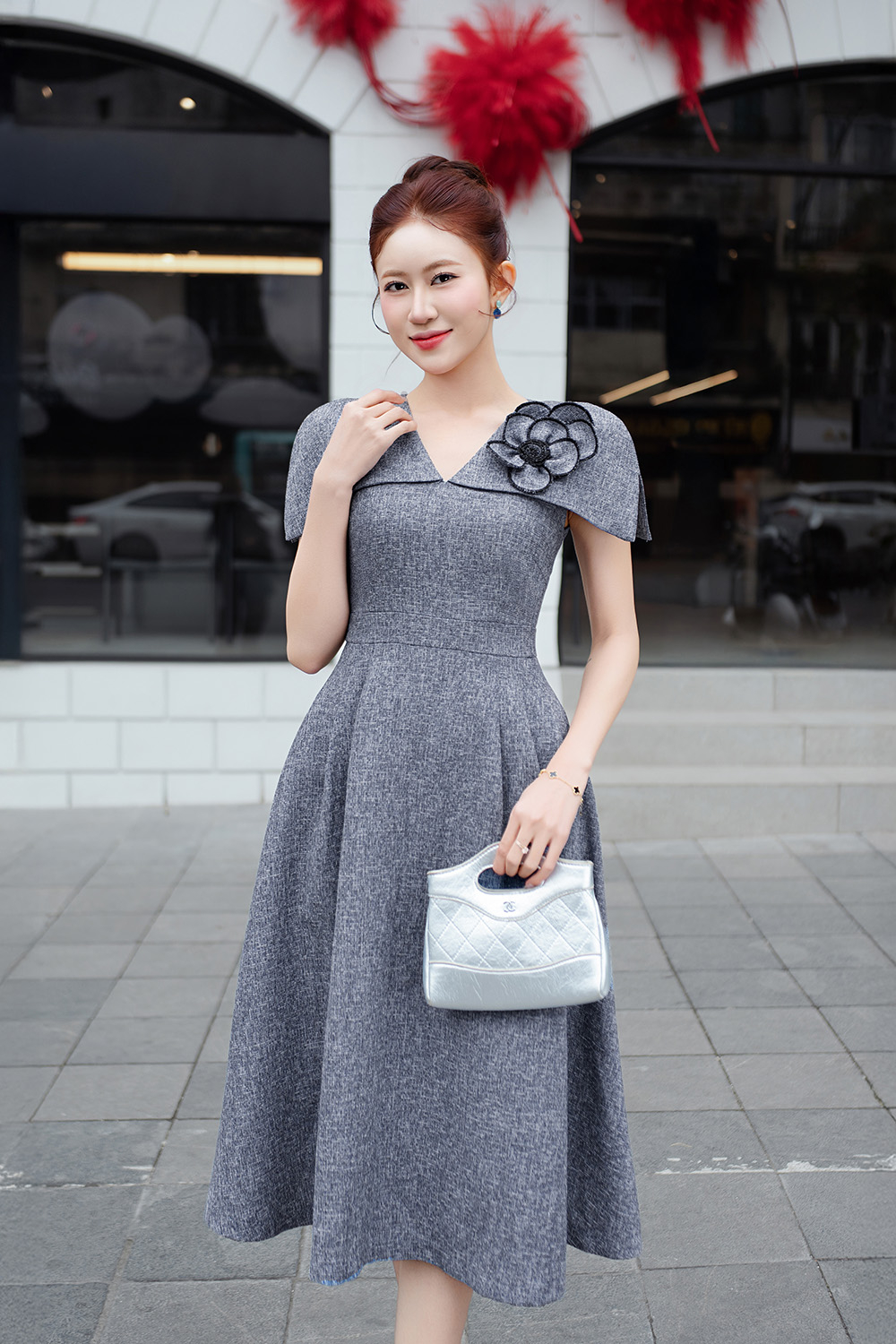 Đầm tiệc xám xòe tay choàng đính hoa