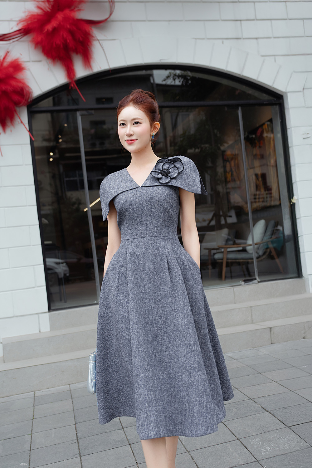 Đầm tiệc xám xòe tay choàng đính hoa