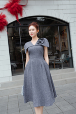 Đầm tiệc xám xòe tay choàng đính hoa